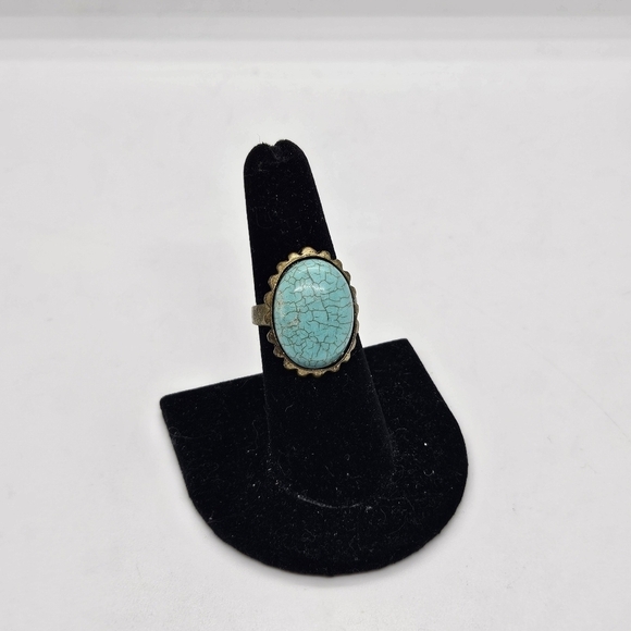 gold tone faux turquoise cocktail ring with scalloped edge size 6.75 - Picture 1 of 3